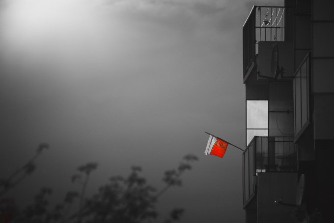 Flaga polska na balkonie